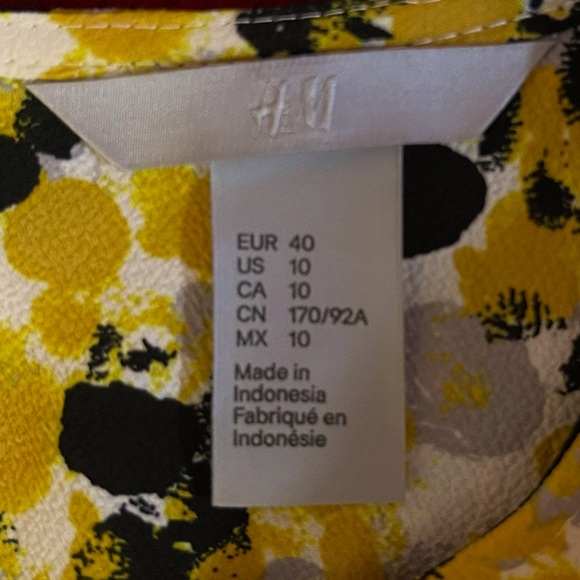 H&M — Midi Patterned Dress — Quarter Length Sleeve - Picture 3 of 3